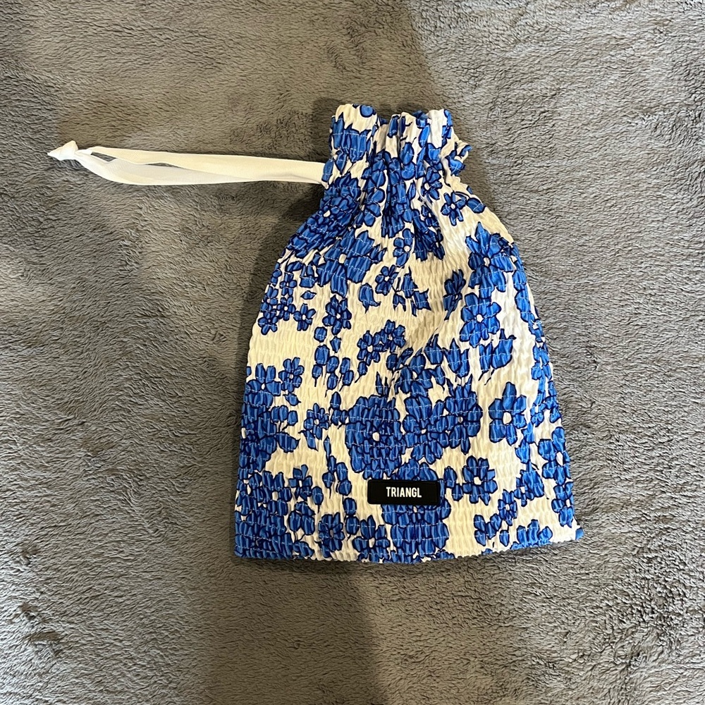 Triangl blue and white floral cinch bag (Inesa - Royal Pop)